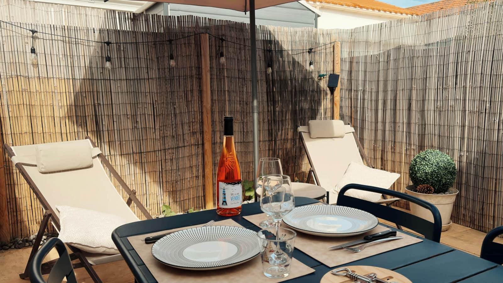 Table dressée sur la terrasse privative